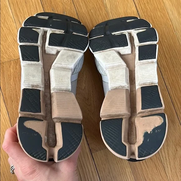 On Running Black and White Athletic Shoes Sleek Design - Picture 9 of 10